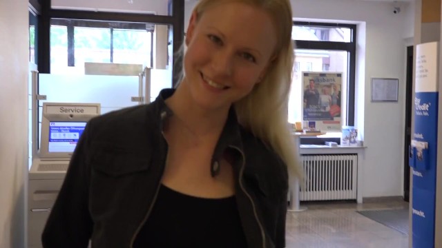 Blonde -  Public Fick In Der Bank