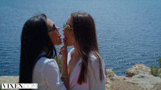 Vixen Vacations Are The Perfect Time For Unexpected Threesomes