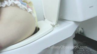 Kelsey Farting And Pissing On Toilet